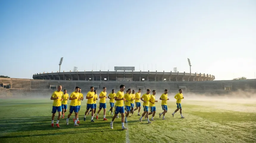 Jugadores de la selección brasileña de fútbol durante un entrenamiento en césped natural previo al Mundial 2026