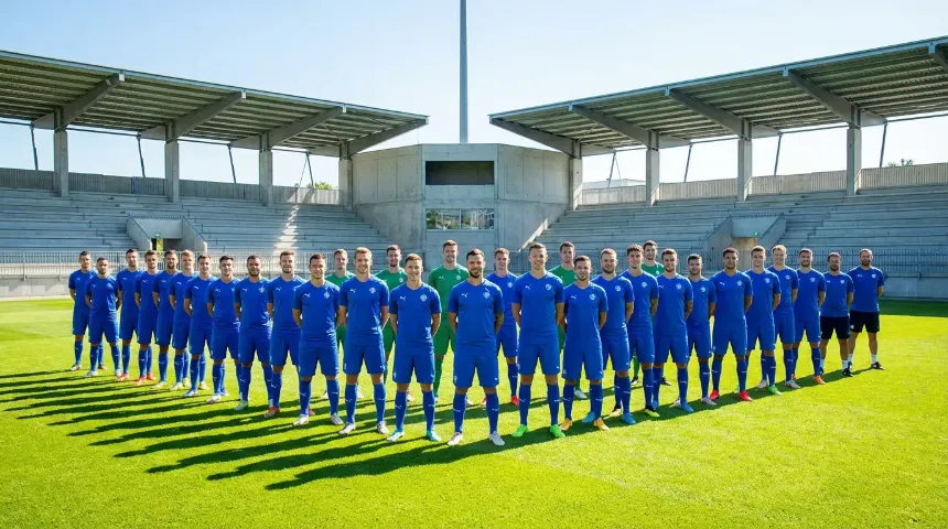Jugadores de la selección de Curazao de fútbol en el campo de juego con camisetas azules durante un partido clasificatorio